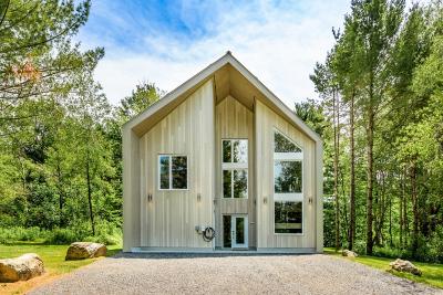 Luxurious Chalet Retreat on the Edge of the Eastern Townships