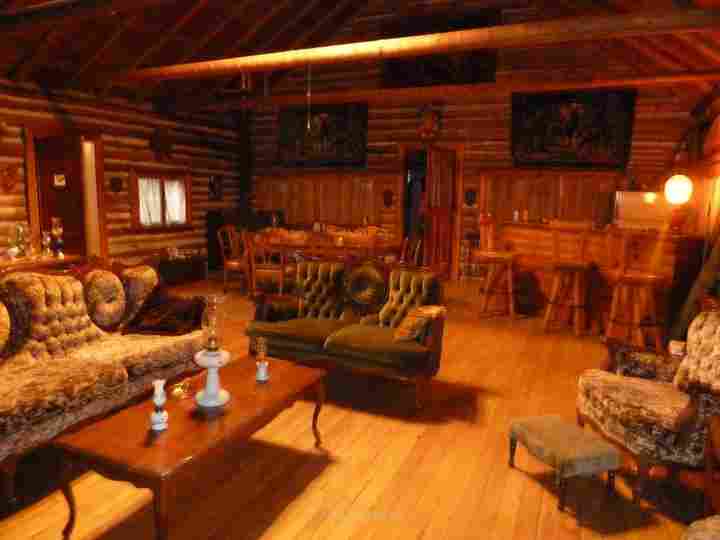 BEAUTIFUL LOG 'LODGE' IN SAND BAY QUEBEC