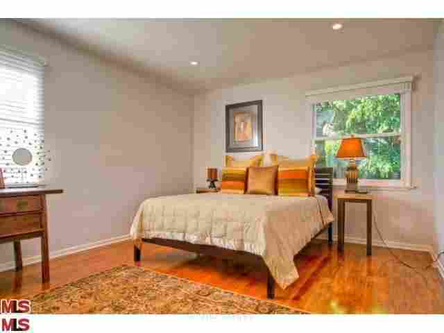 Single Family, Contemporary - Los Angeles (City), CA bright & spacious, updated and upgraded furnished home.