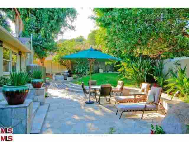 Single Family, Contemporary - Los Angeles (City), CA bright & spacious, updated and upgraded furnished home.