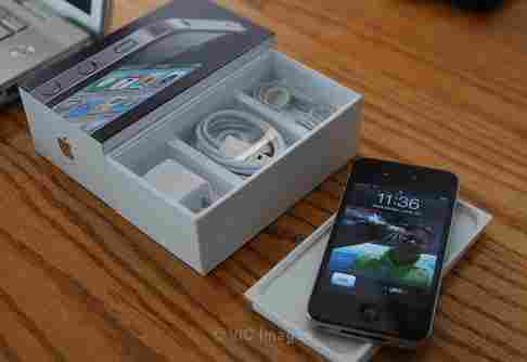 Apple iPhone 4G 32GB (Black/White)(Factory Unlocked)$300