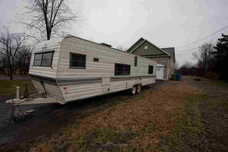 33 Foot Camper Trailer - No Leaks, excellent condition