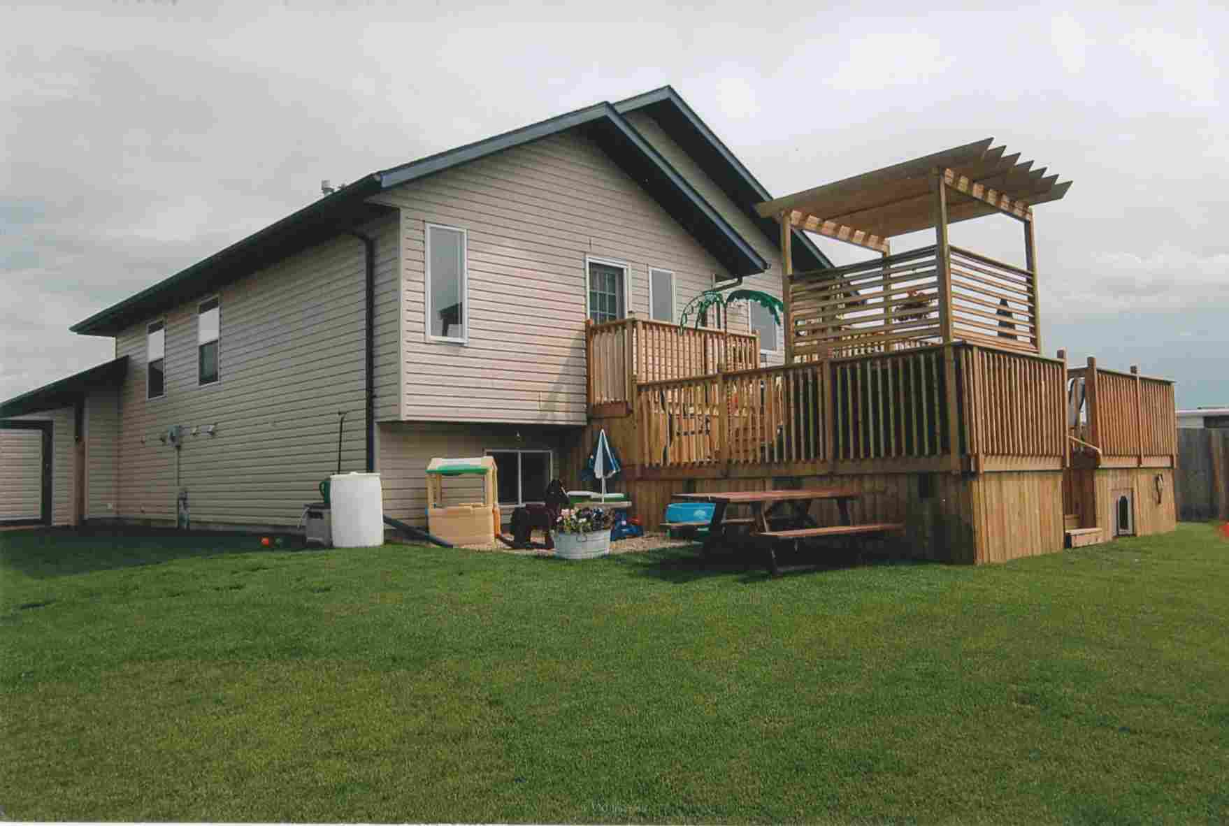 Beautiful Bi-Level on MASSIVE Lot in Red Deer
