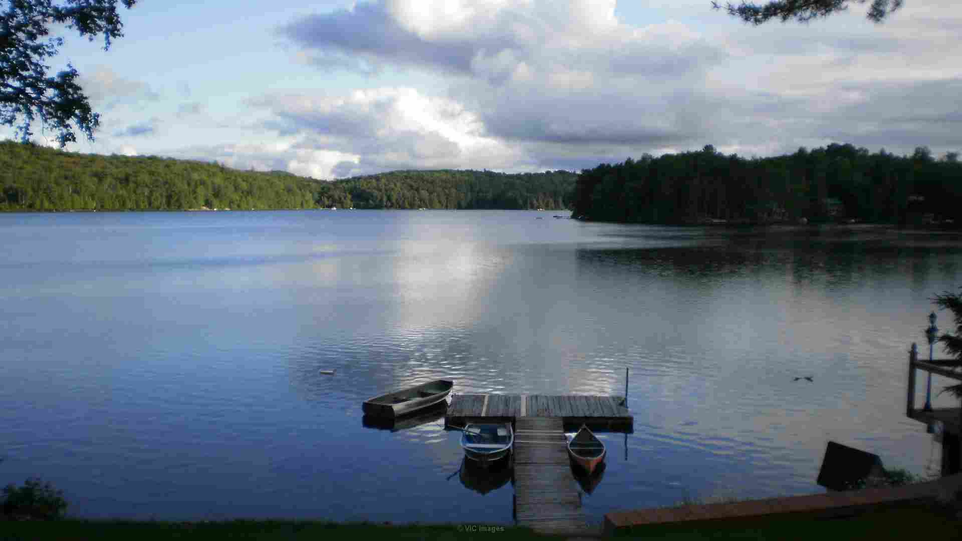 LAKE FRONT CHALETS FOR RENT - LAC PATTERSON (QUEBEC)