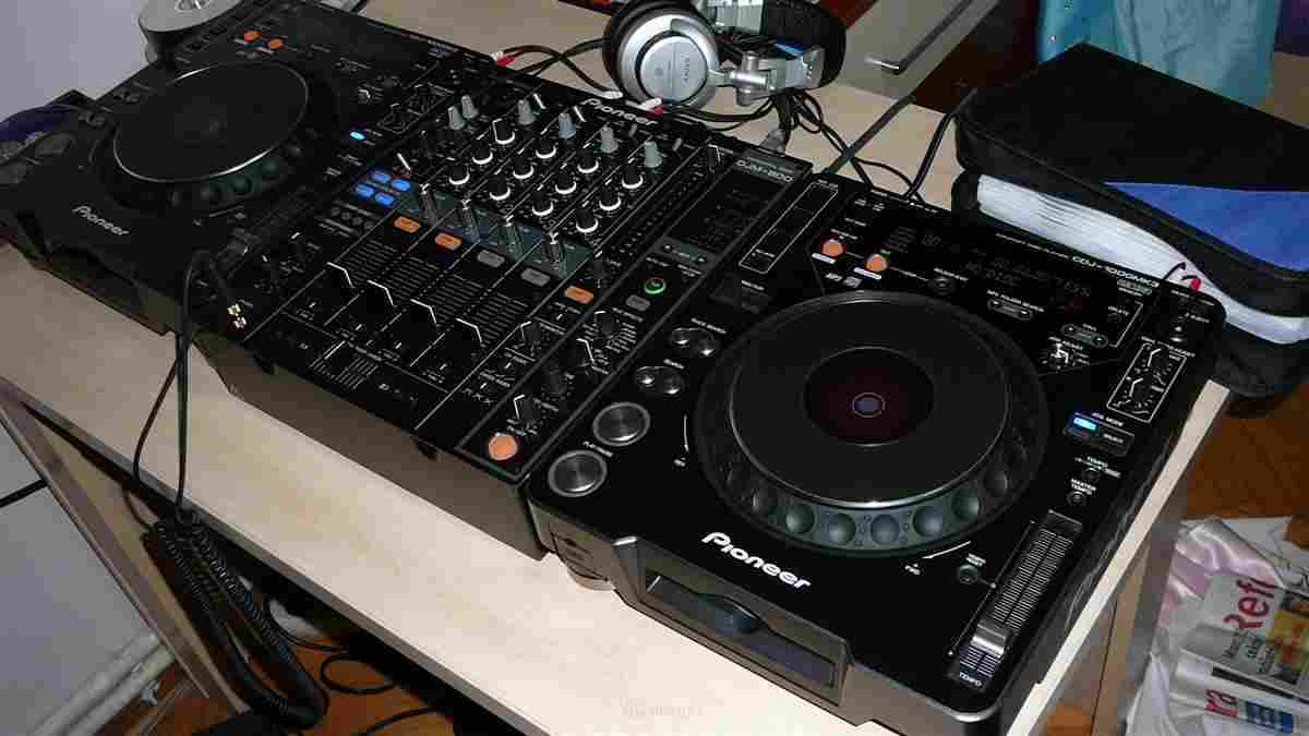 (2) Pioneer CDJ-1000Mk3 + (1) DJM-800 Dj Mixer