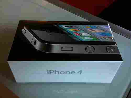 Apple iPhone 4 32GB .Blackberry Onyx 9700