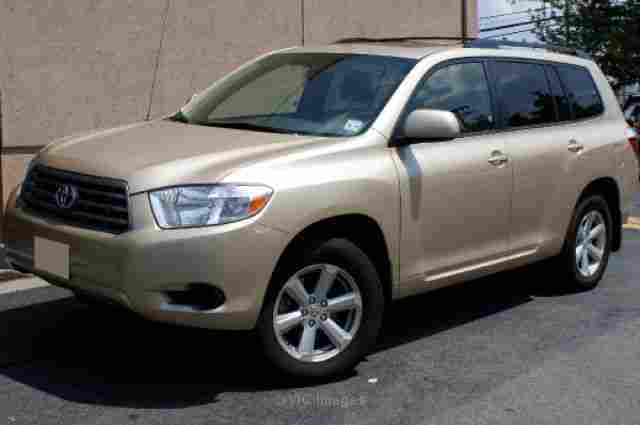 FOR SALE A USED TOYOTA HIGHLANDER 2009