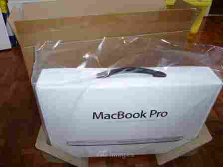 Brand new Apple Macbook pro 17 4GB Ram-500 HDD