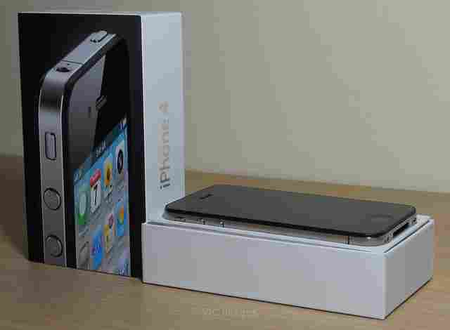 Apple iPhone 4G 32GB Black Factory 4 / Unlocked Phone