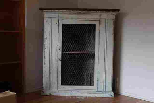 Shabby chic corner antique! Beautiful and unique