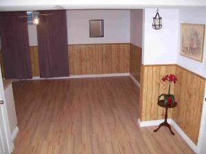 Home Away From Home!All incl nice aprt for ONE person! Won't Last-Call Fast!!