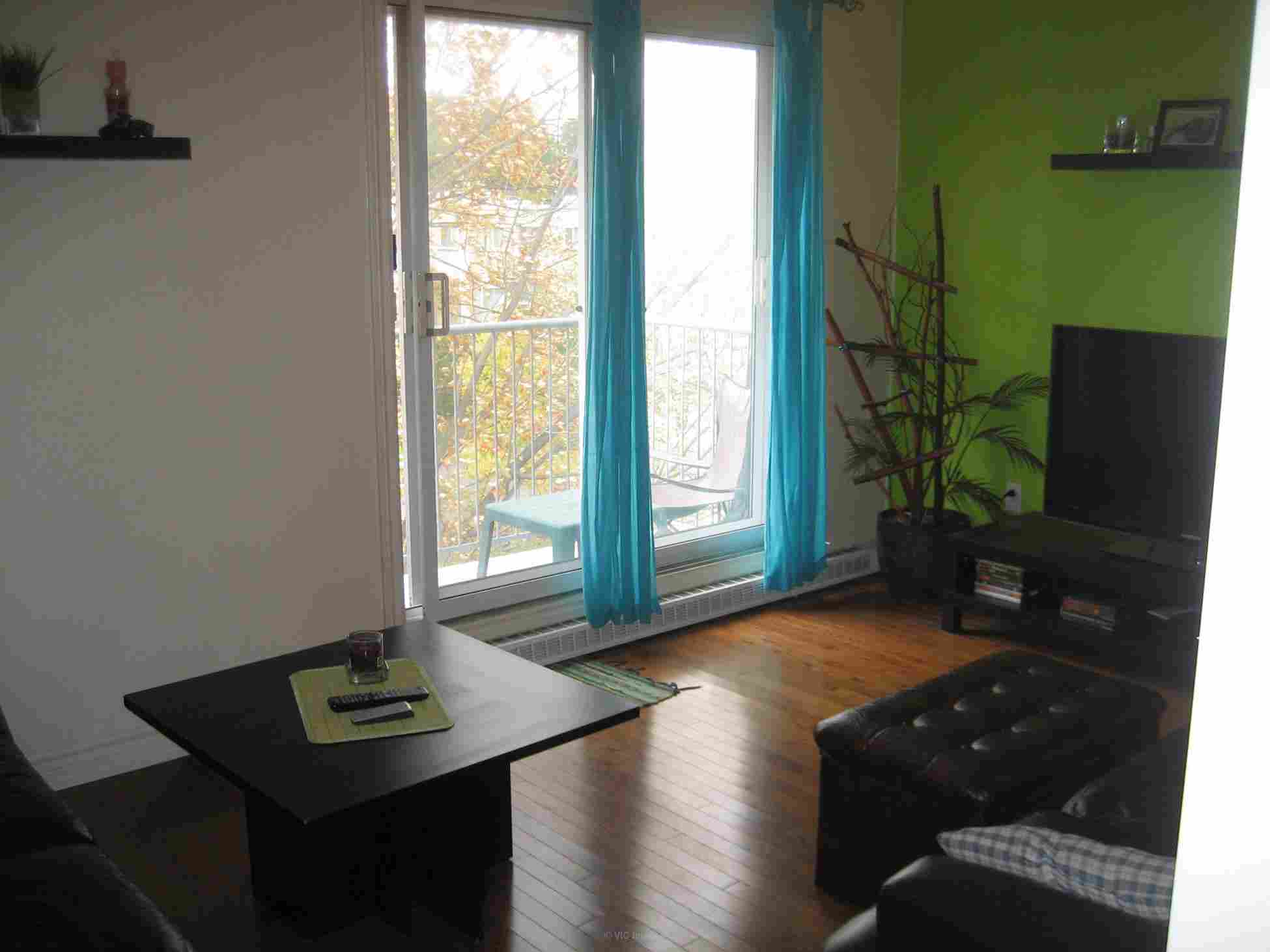 4 1/2 for rent Renovated 3rd top Floor