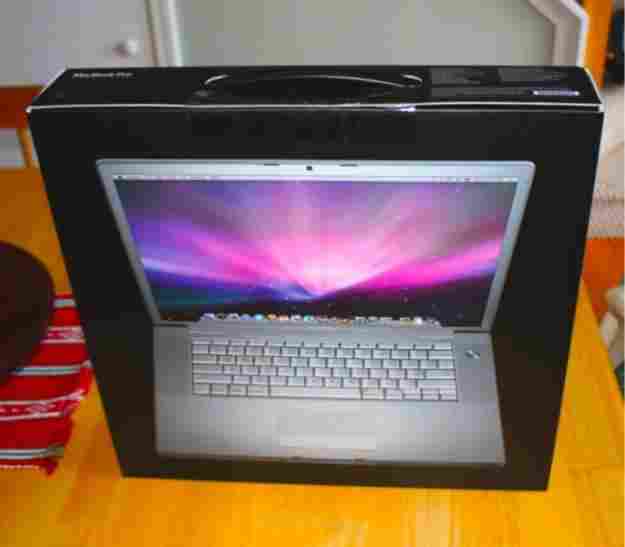 For Sale: Apple MacBook Air - Core 2 Duo 1.86 GHz -17Inches - 4 GB Ram - 500GB