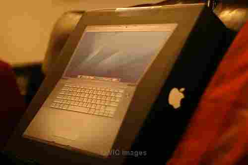 Apple Macbook Pro 17" Intel Core i5 Notebook