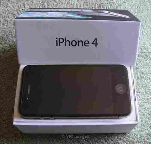 New Apple iPhone 4 32GB /Blackberry Torch 9800