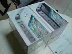 AUTHENTIC   Apple iphone 4 s 64GB Unlocked/ IPHONE 4G 3GB