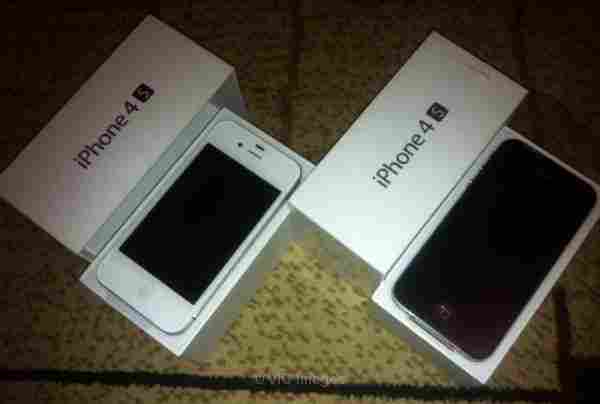 Selling Apple iphone 4S 64GB ( Black and White ) Buy 2 get 1 fre