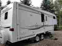 2004 Kustom Koach 28.5Ft 5th Wheel Trailer