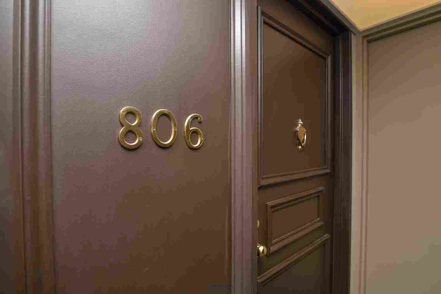 GORGEOUS TWO BEDROOMS AND A DEN  -EXCELLENT LOCATION- RENOVATED..