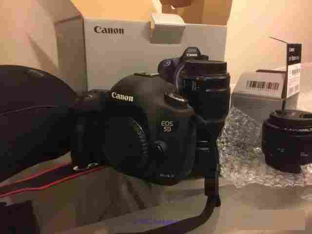 Canon EOS 5D Mark III 22.3 MP Digital SLR Camera