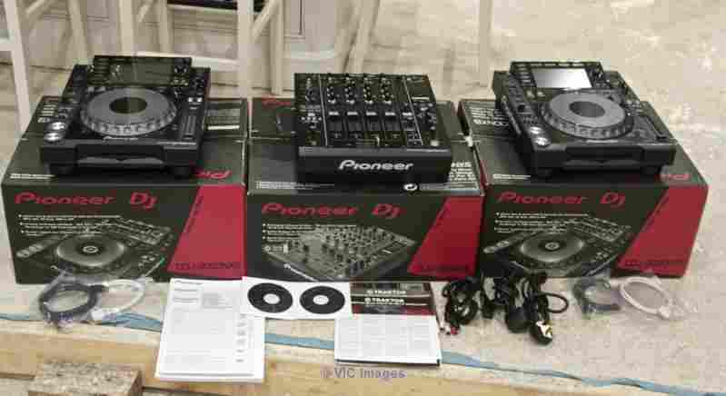 For sale 2x Pioneer CDJ-2000 Nexus plus 1 DJM-900 Nexus mixer