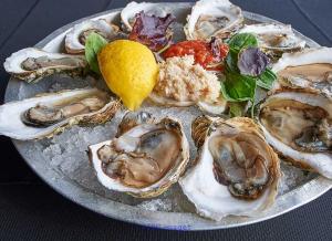 Oyster Bar Mississauga - Lucy's Sea Cove & Oyster Bar
