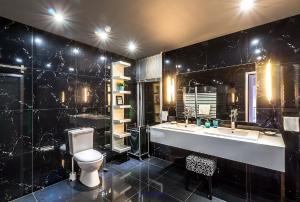 Switch your old bathroom with hi-class bathroom deisgn.