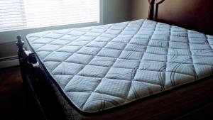 Like New Serta King Size Mattress + 2 Twin Box Spring $495
