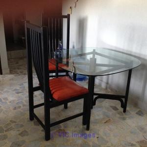 Glas top table & 2 chairs