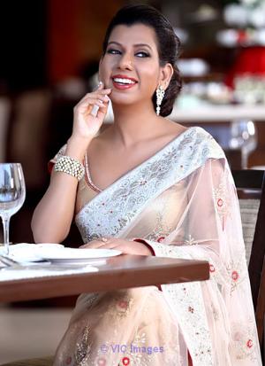 Shefali Saxena for best live singer peformance in Delhi for events.