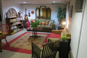CHARMING BASEMENT APARTMENT IN MONKLAND VILLGE