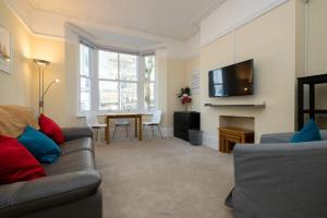 SPACIOUS 1 BEDROOM APARTMENT IN MIDTOWN TORONTO