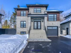 Sumptuous modern property with no rear neighbors!