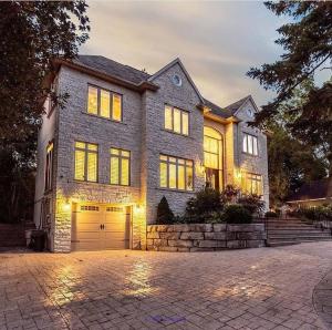 A 4 +1 BEDROOM MANSION WITH A POOL