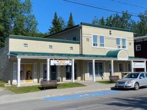 Good investment! Semi-commercial building 100% leased