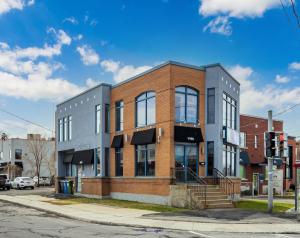 Commercial building with direct access to Jacques Cartier bridge !!