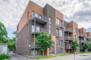 Corner unit 1 + 1  within walking distance of Sauvé metro Ahuntsic