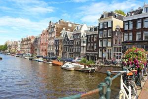 What month is cheapest to fly to Amsterdam?