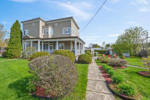 9 bedroom house with possibility of income $$$