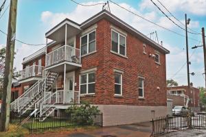 Triplex rénové avec garage, proche du métro Iberville