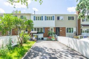 Maison de ville rénovée et très bien située Chomedey Laval