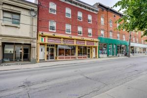 Semi-commercial triplex in the heart of old Saint-Jean
