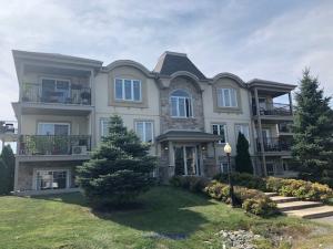 Très grand condo 3 chambres à quelques pas du fleuve Les Cèdres