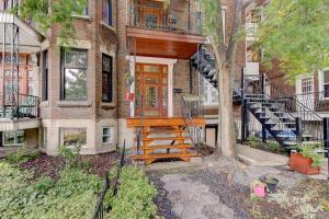 2-storey apartment with original character on the Plateau-Mont-Royal