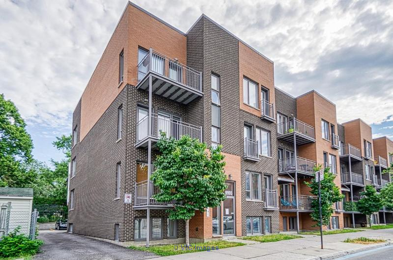 Corner unit 1 + 1  within walking distance of Sauvé metro Ahuntsic
