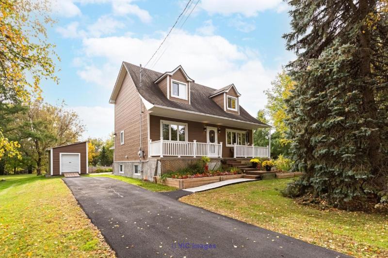 Maison canadienne avec grand terrain privé St-Roch-de-l'Achigan