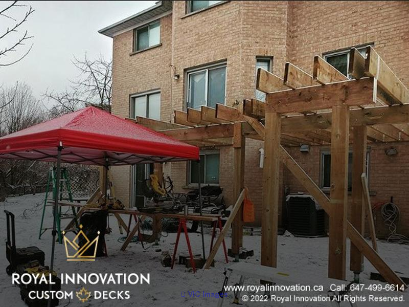 Luxurious and Affordable Deck Building Company in Toronto | Royal Inno