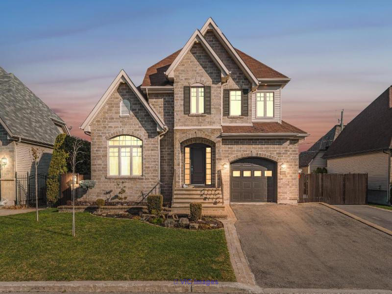 Dream house in an upscale neighborhood in St-Eustache
