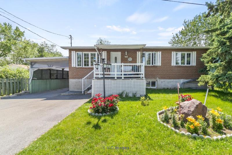 Magnificent house in sought after area of Vaudreuil