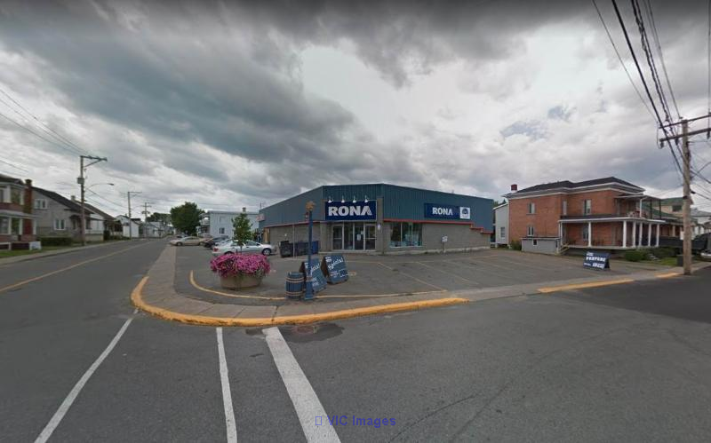 Commercial building on main street in St-Tite